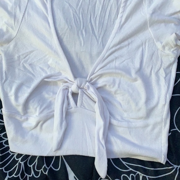 White garage front tie crop top - Picture 2 of 3